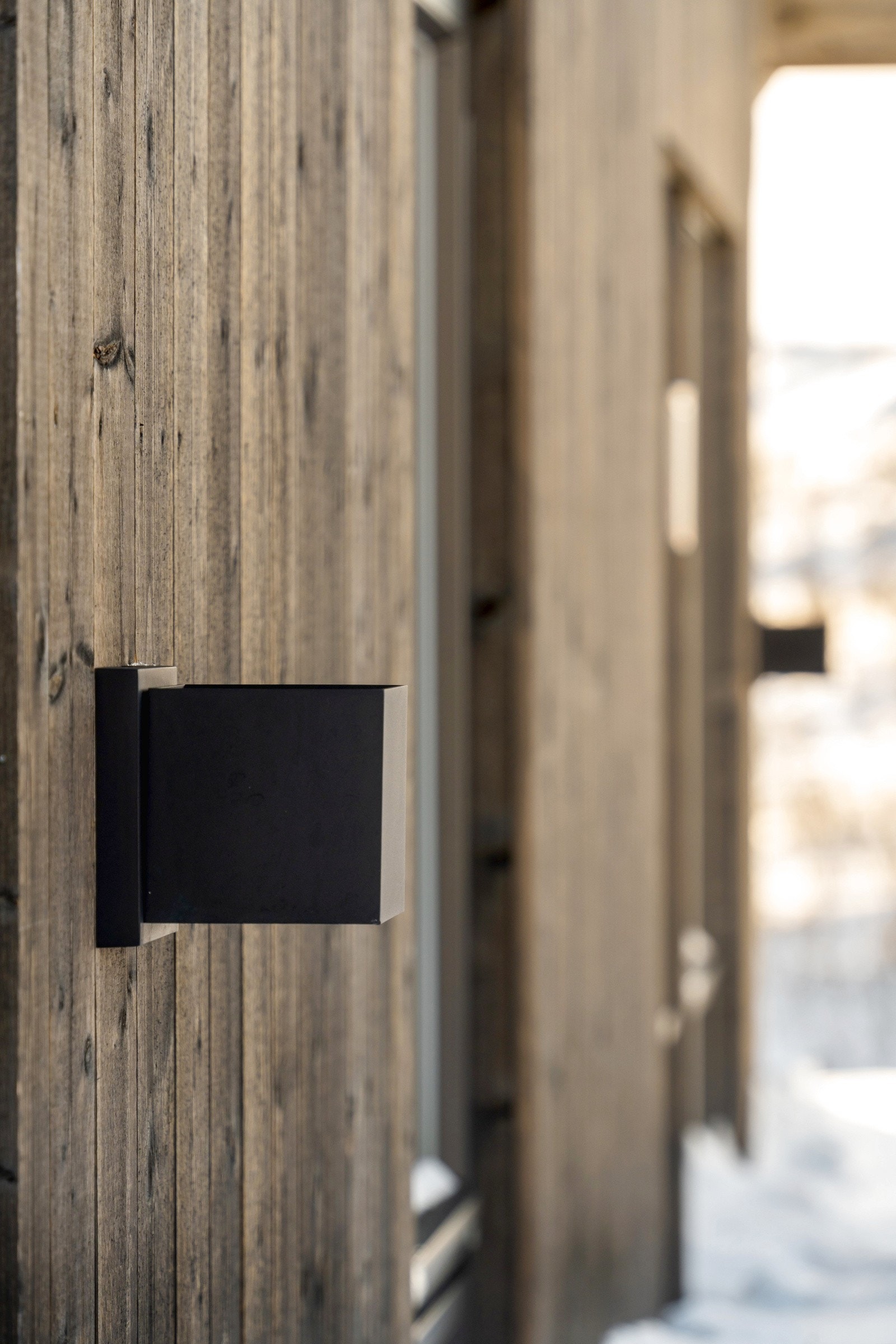 Hyttene kles med beiset glattpanel, og får Astrour-styrt utebelysning Galleribilde