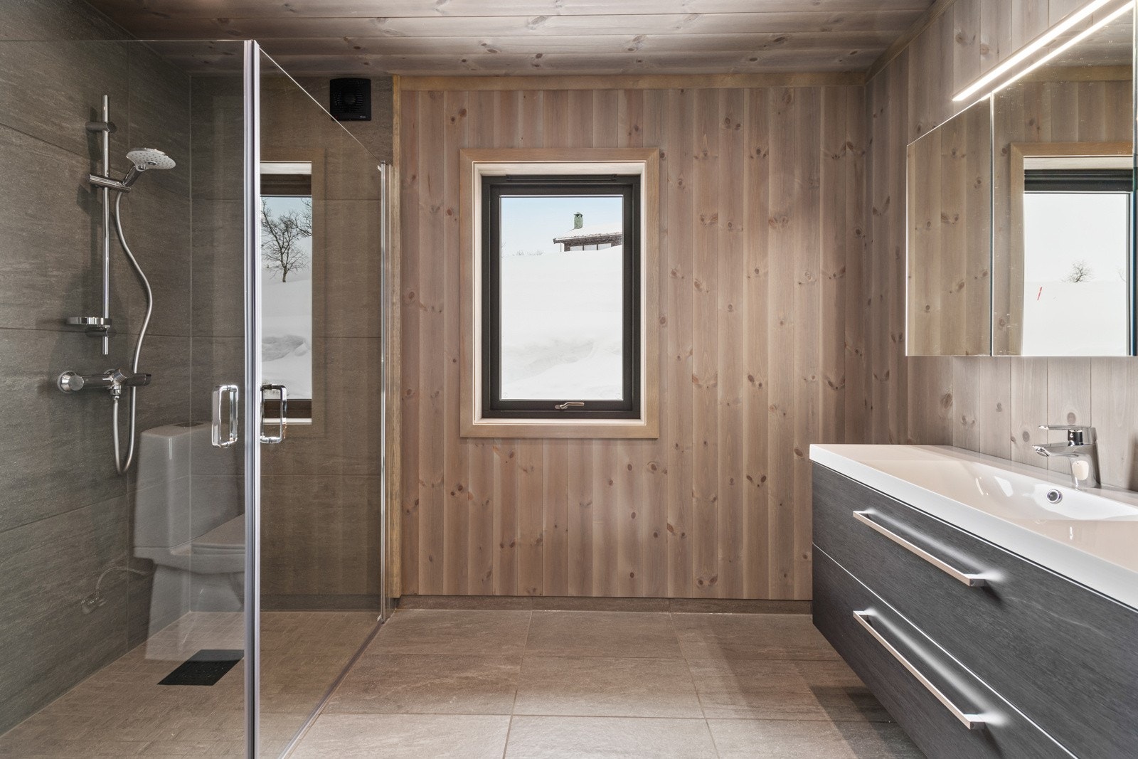 Badene får store gulvfliser og delikat innredning. Bilde fra tidligere oppført hytte. Galleribilde