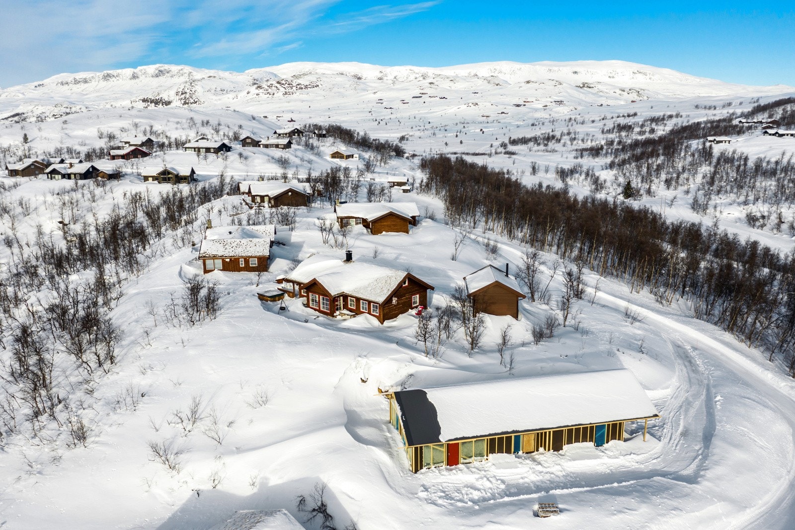 Tverrlie 15 under oppføring. Hyttene har bilvei frem hele året, og får opplegg for elbil-lader Galleribilde