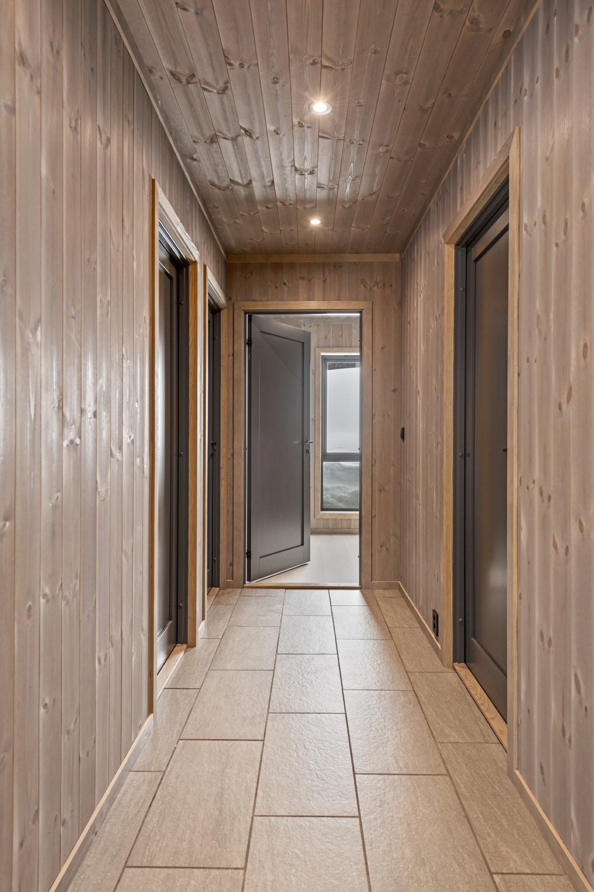 Gang får flislagt gulv og downlights med dimmer. Det legges varmekabler i alle gulv. Bilde fra tidligere oppført hytte. Galleribilde