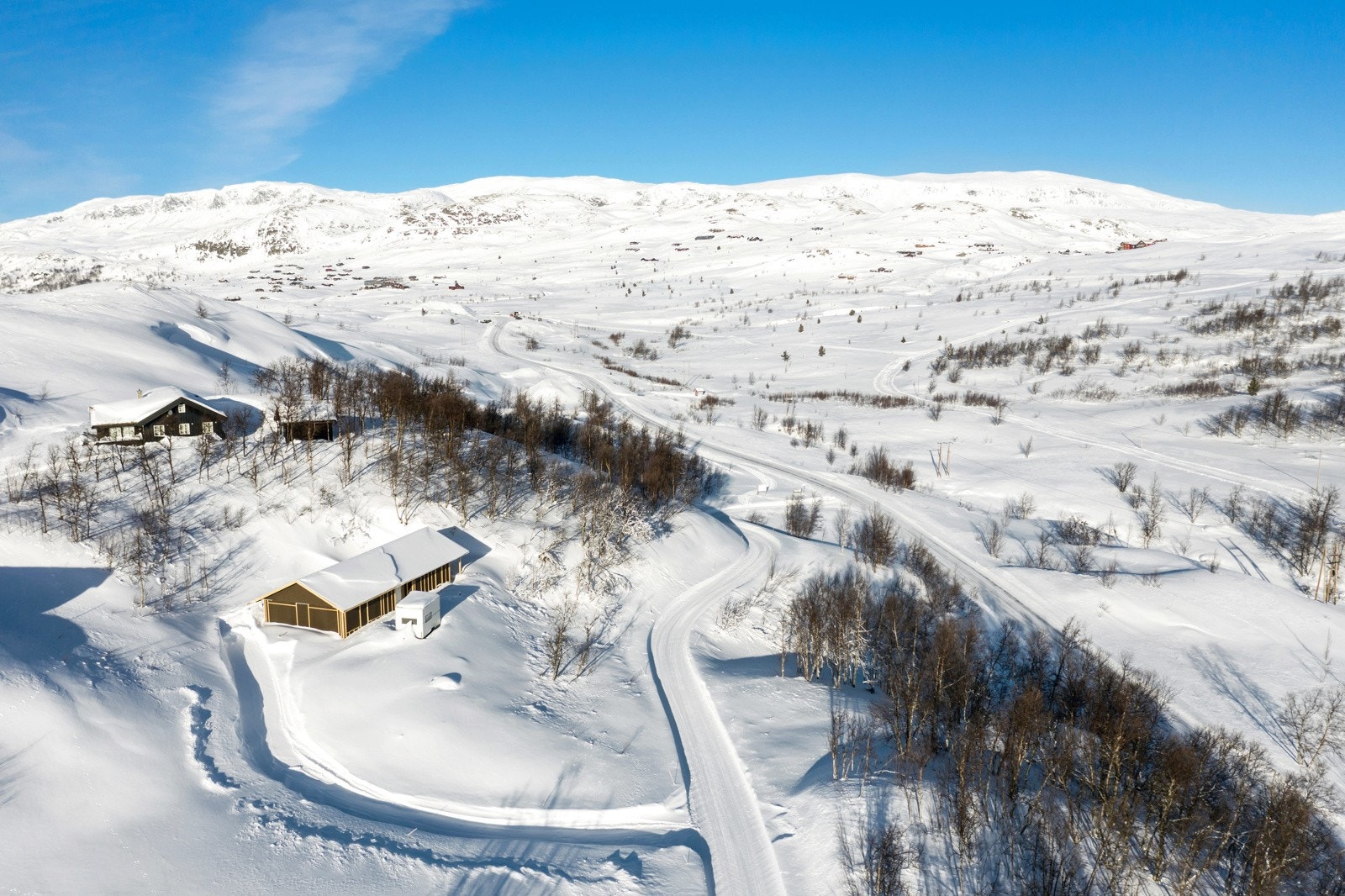 Tverrlie 2 under oppføring, med vakre Reineskarvet i bakgrunnen Galleribilde