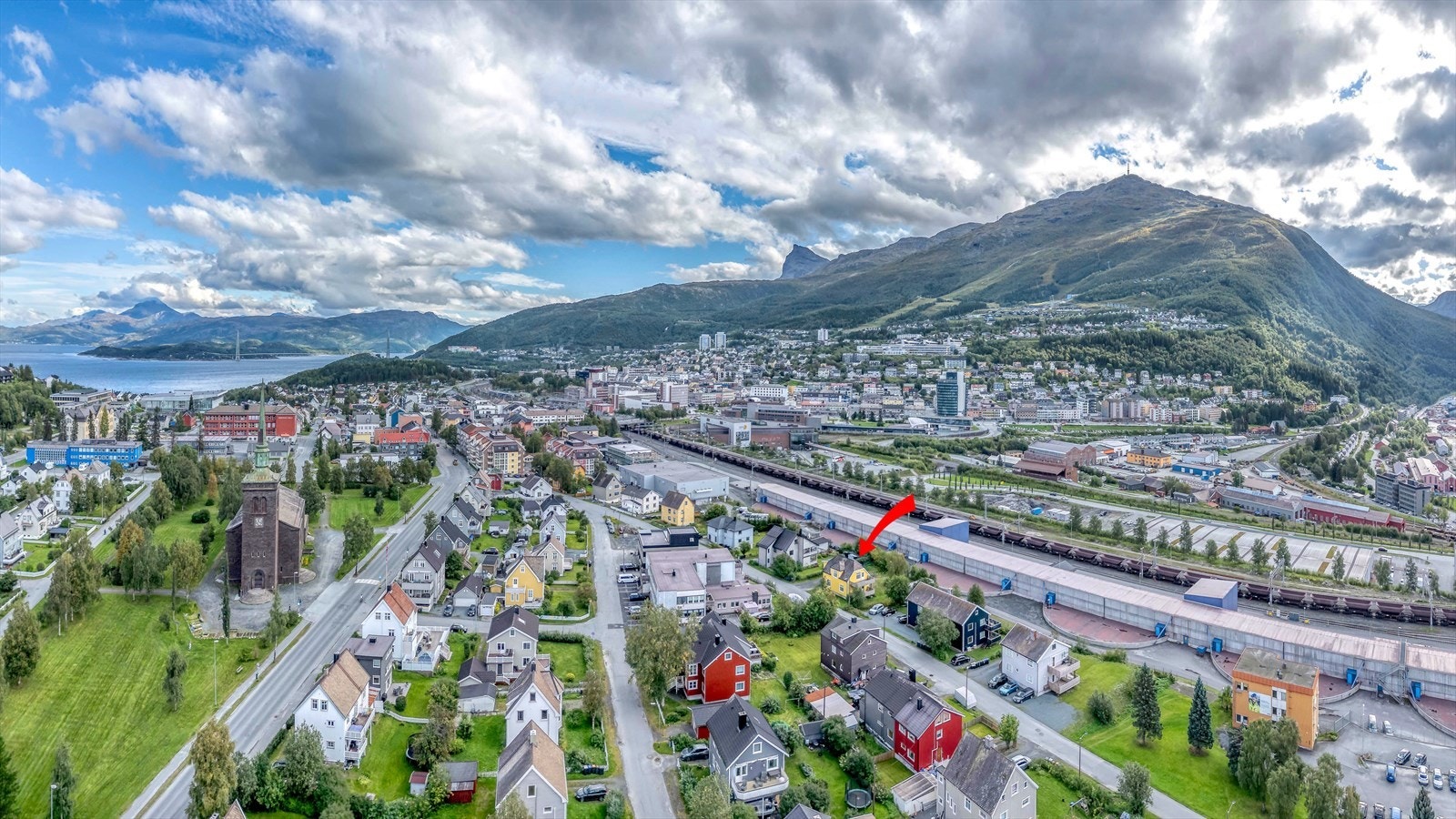 Eiendommen ligger i et veletablert boligstrøk i Malmveien på ei solrik tomt. Galleribilde