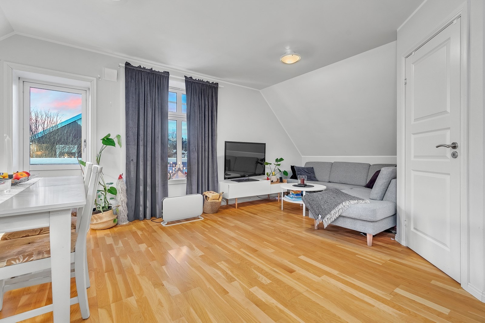 2. etg. - Lys og fin stue med flere vindusflater som gir godt med lysinnslipp Galleribilde