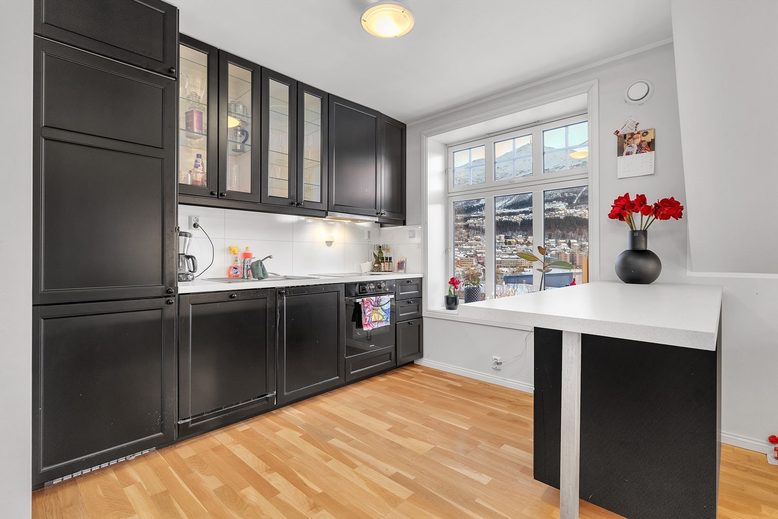 2. etg. - Kjøkkenet har innredning med profilerte fronter og integrerte hvitevarer Galleribilde