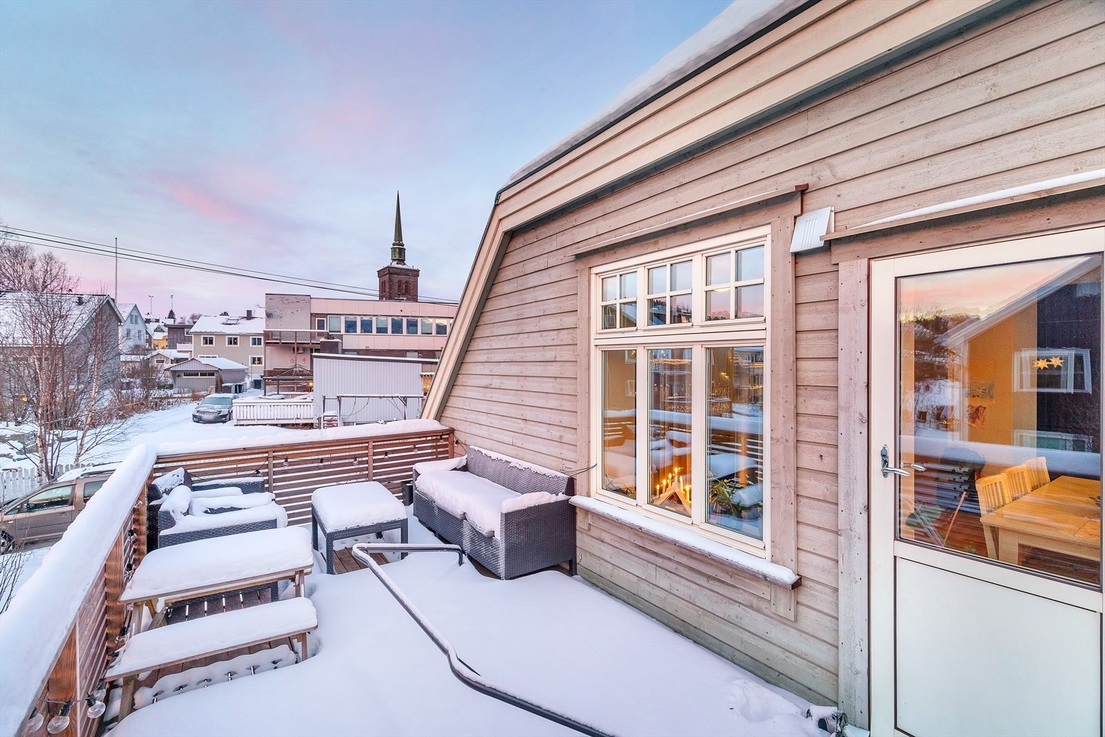 2. etg. - Solrik veranda med plass til utemøbler Galleribilde