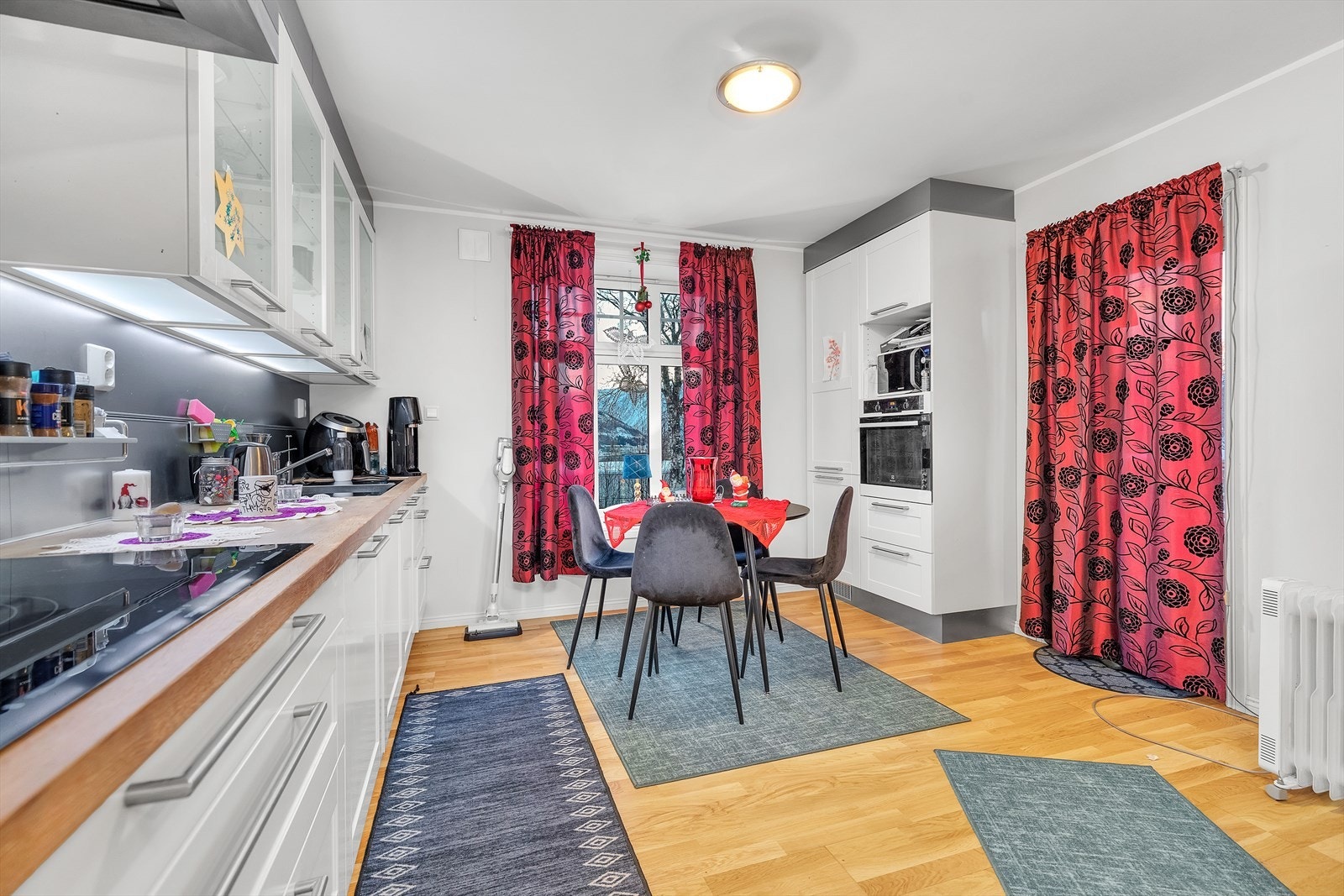 1. etg. - Kjøkkenet har integrerte hvitevarer. Her er det også plass til spisegruppe. Galleribilde