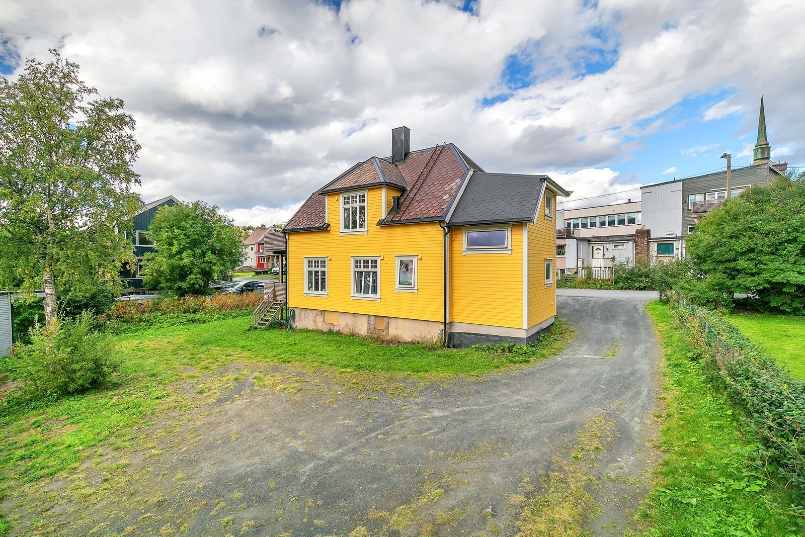 Flat tomt som er opparbeidet med plen og gruslagt gårdsplass. Parkering på tomten. Galleribilde