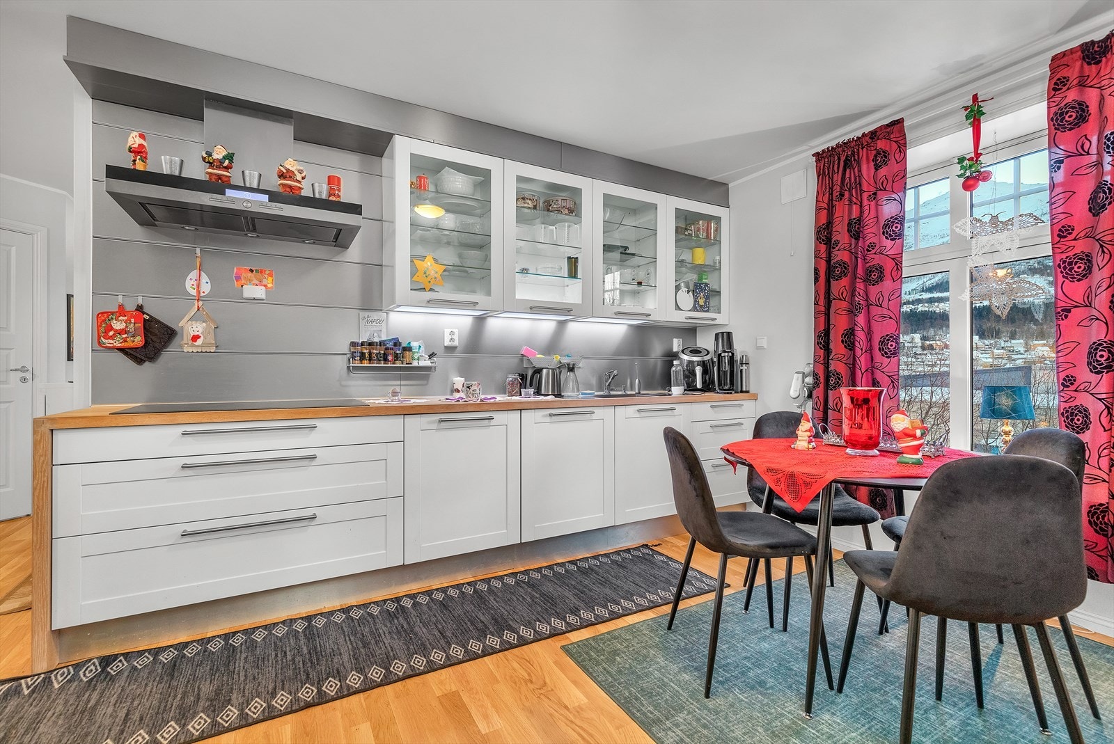 1. etg. - Kjøkkenet har innredning med profilerte fronter og benkeplate av heltre Galleribilde