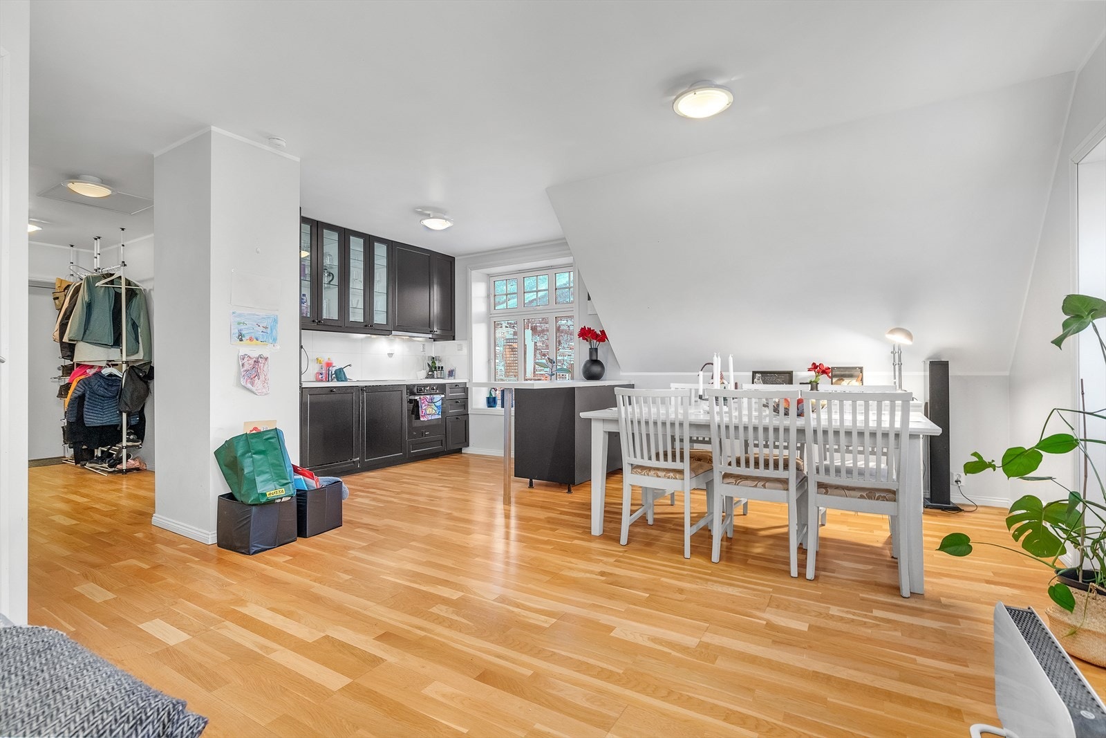 2. etg. - Lys og fin stue med åpen kjøkkenløsning Galleribilde