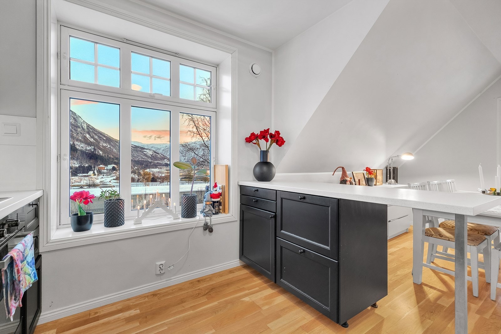 2. etg. - Fra kjøkkenvindu er det godt lysinnslipp og en flott utsikt Galleribilde
