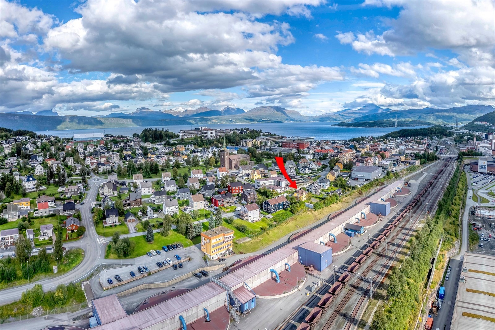 Det er kort vei til barneskole, videregående skole og Idrettens hus. Galleribilde