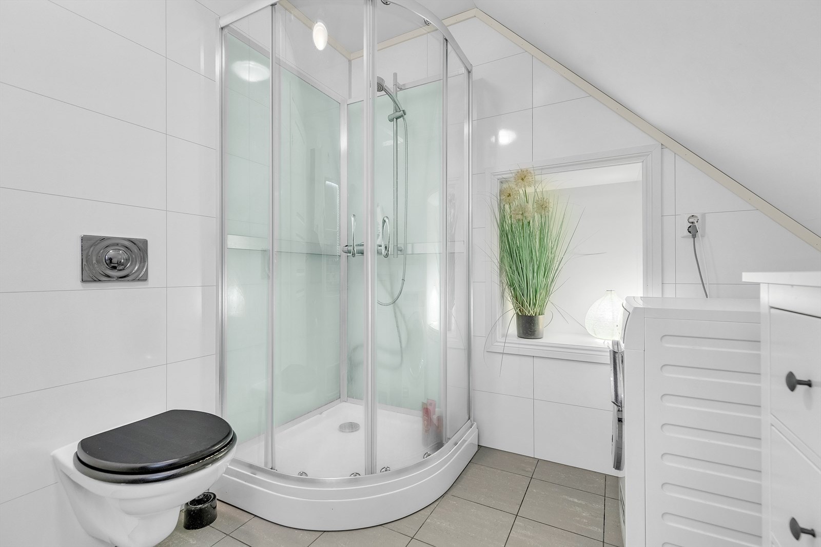 2. etg. - Pent bad i tidløse farger med flislagt gulv med varmekabler Galleribilde