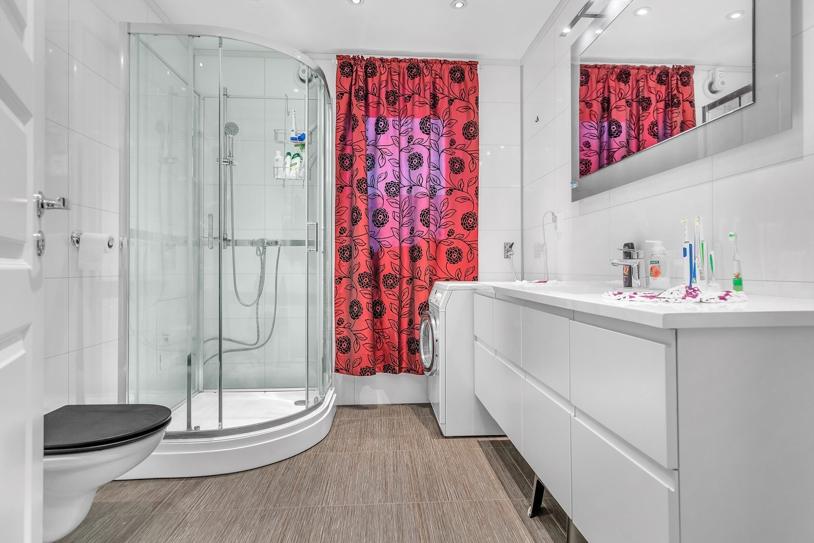 1. etg. - Pent bad i tidløse farger. Flislagt gulv med varmekabler. Galleribilde