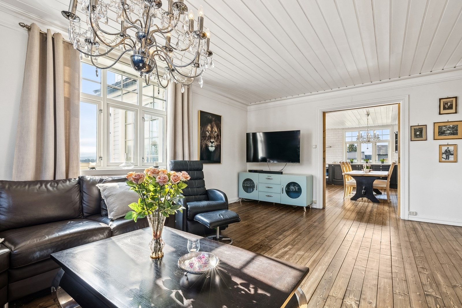 Rommet er et fint oppholdsværelse med flere møbleringsmuligheter med plass til både sofagrupper og spisegruppe. Galleribilde