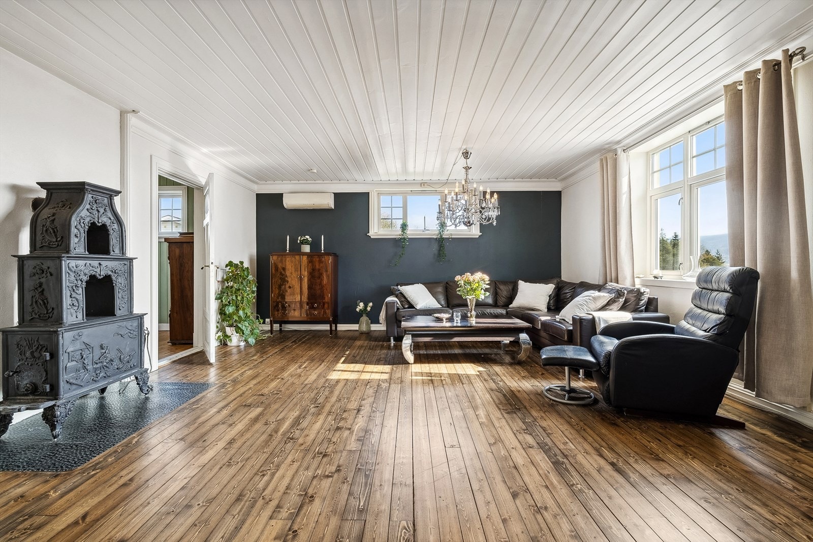 Store vindusflater sørger for rikelig med natrulig lys Galleribilde