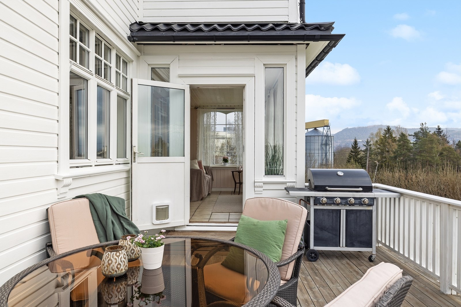 Stor uteplass med plass til å innrede i forskjellige soner Galleribilde