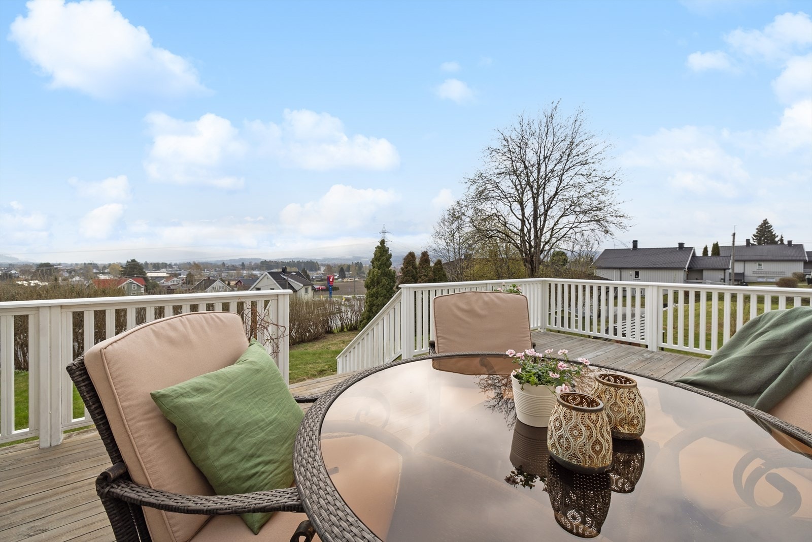 Fra verandaen er det trapp ned til stor hage med gressplen Galleribilde