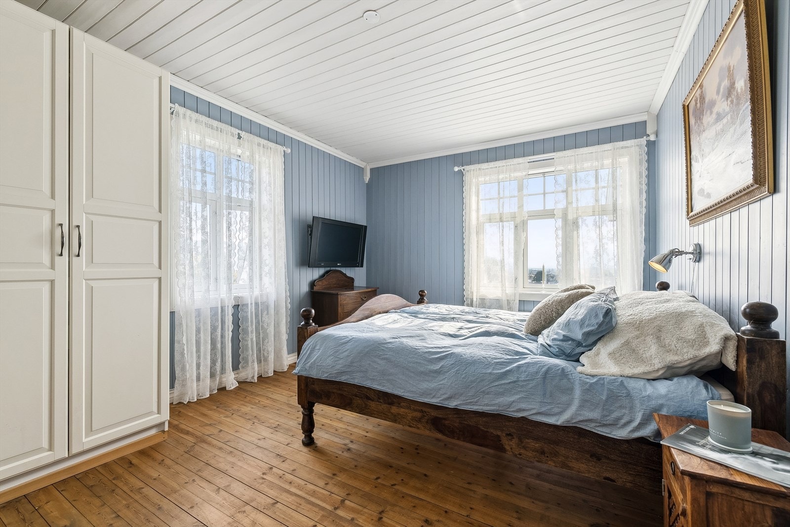 Hovedsoverom med god plass til dobbletseng og garderobeskap Galleribilde