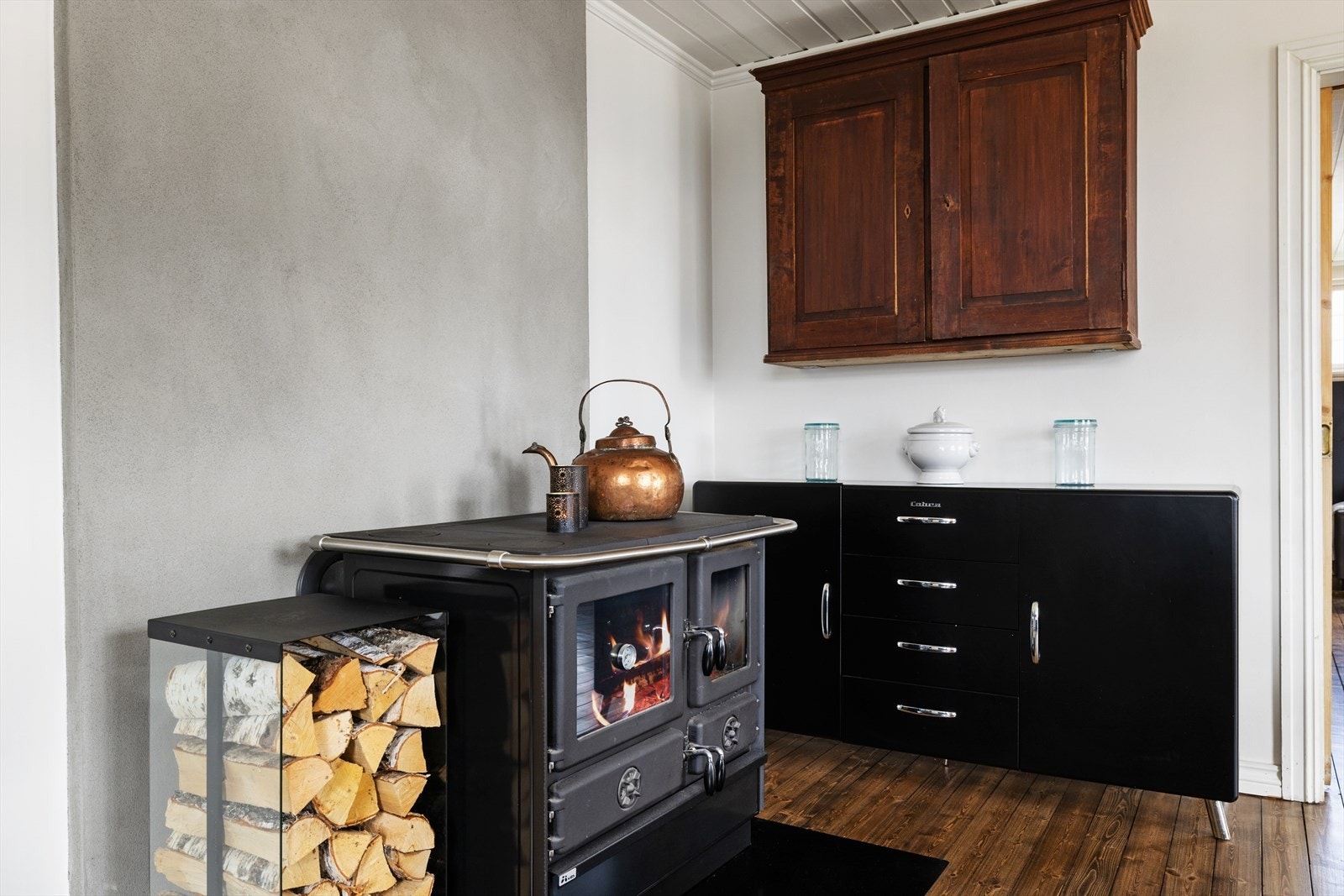 Ildsted på kjøkkenet for oppvarming og mulighet for matlagning på kokeplate. Galleribilde