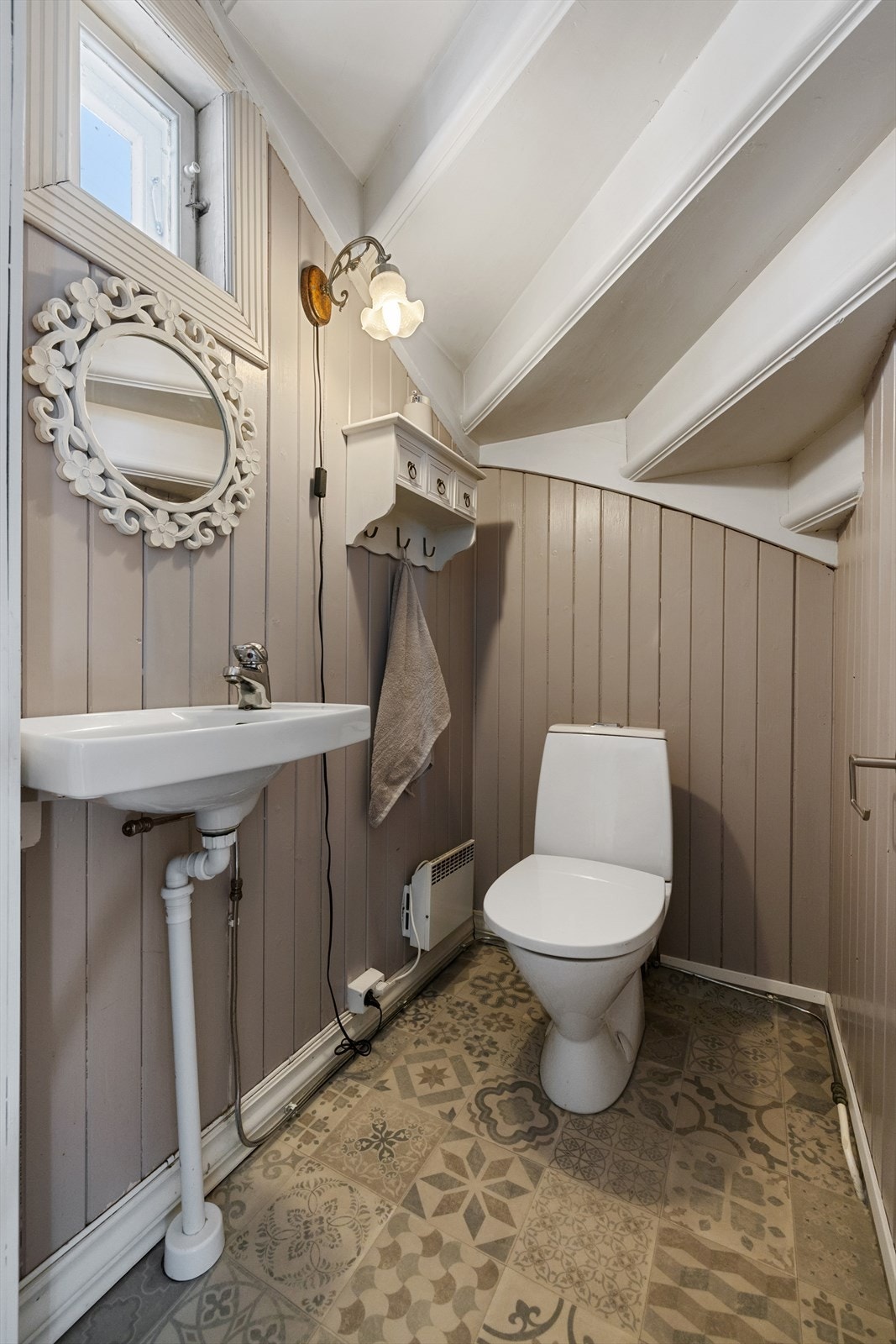 Toalettrom innredet med toalett og vask Galleribilde