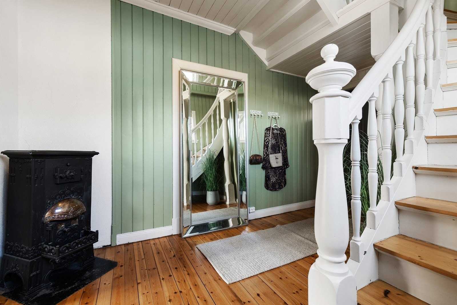 Her kan man henge fra seg yttertøy Galleribilde