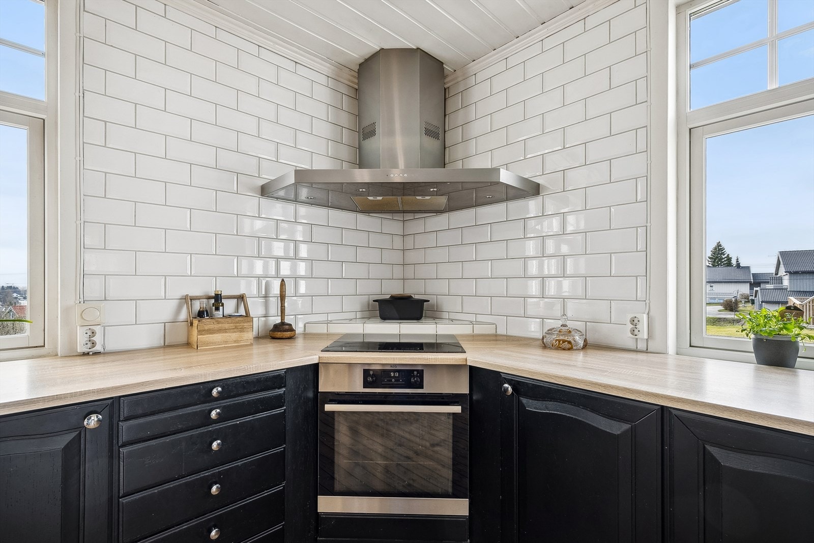 Kjøkkeninnredning i eik med proflierte fronter og benkeplate i laminat Galleribilde