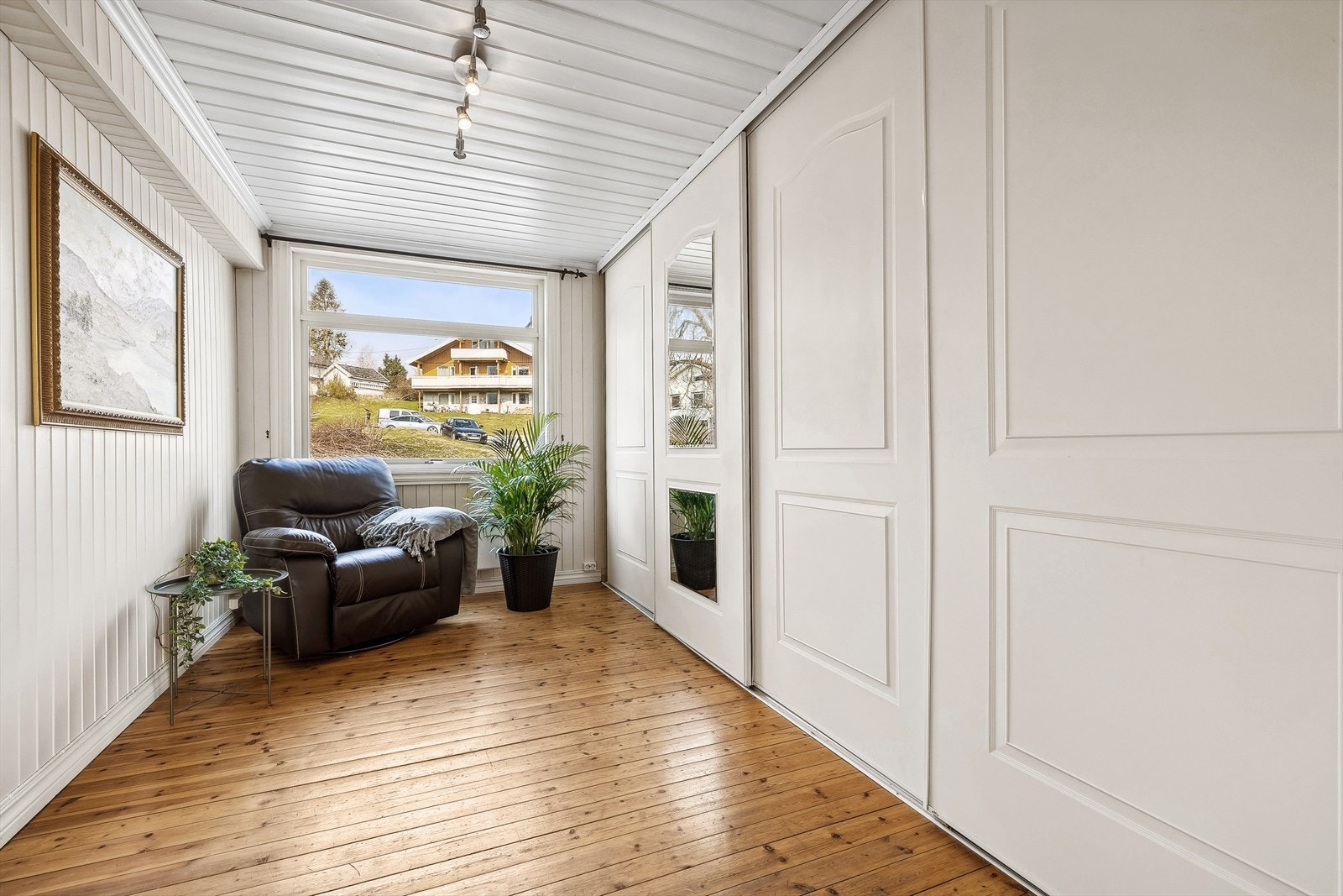 Rom innredet med skyvedørsgarderobe Galleribilde