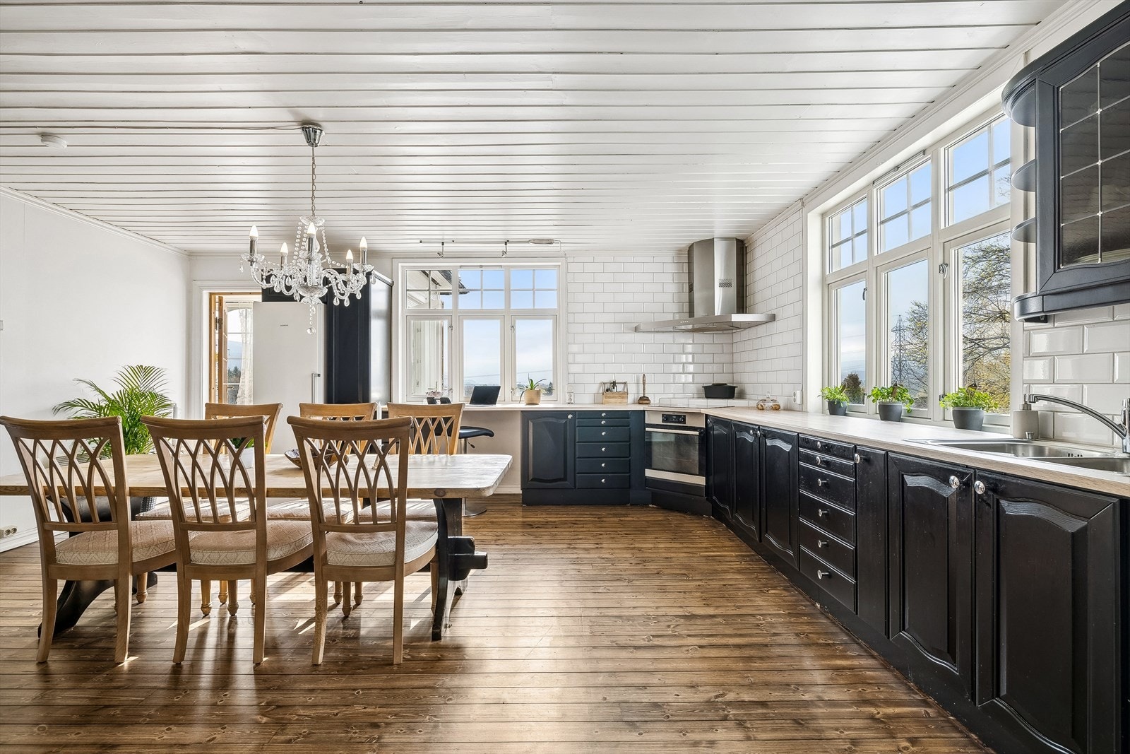 Romslig kjøkken med sort innredning. Galleribilde