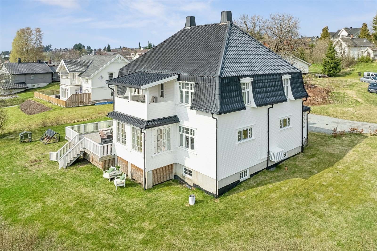 Eiendommen er beliggende i et etablert og attraktivt boligområde på Røren. Galleribilde