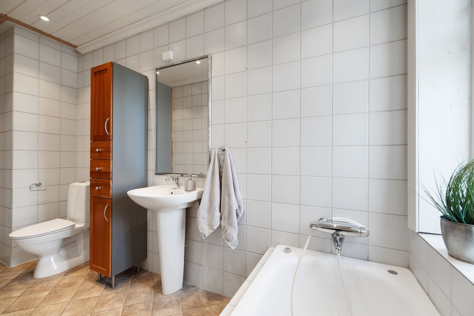 Romslig bad i 2. etasje har flislagt gulv med gulvvarme og
fliser på vegg. Galleribilde