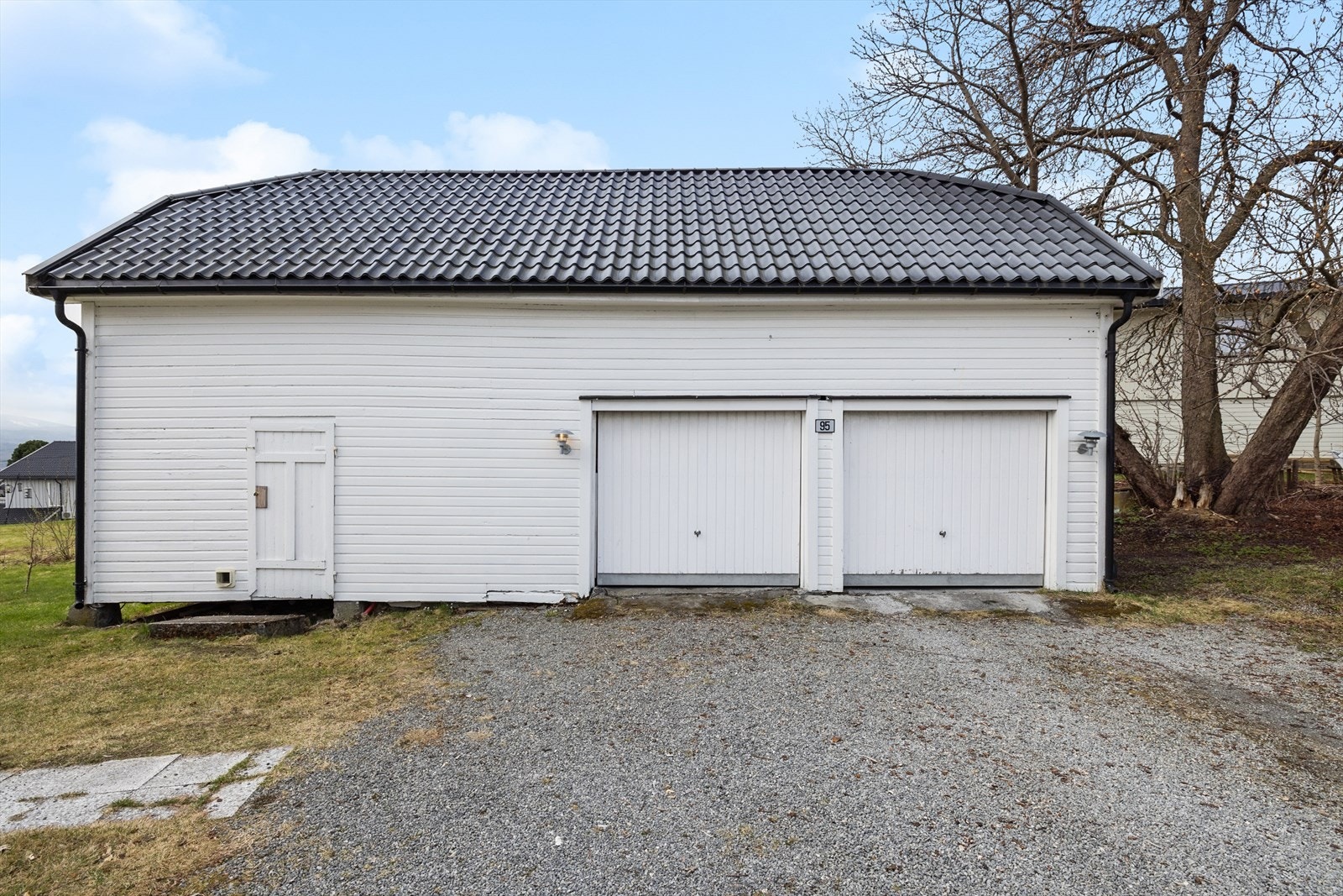 Dobbelgarasje med lagring Galleribilde