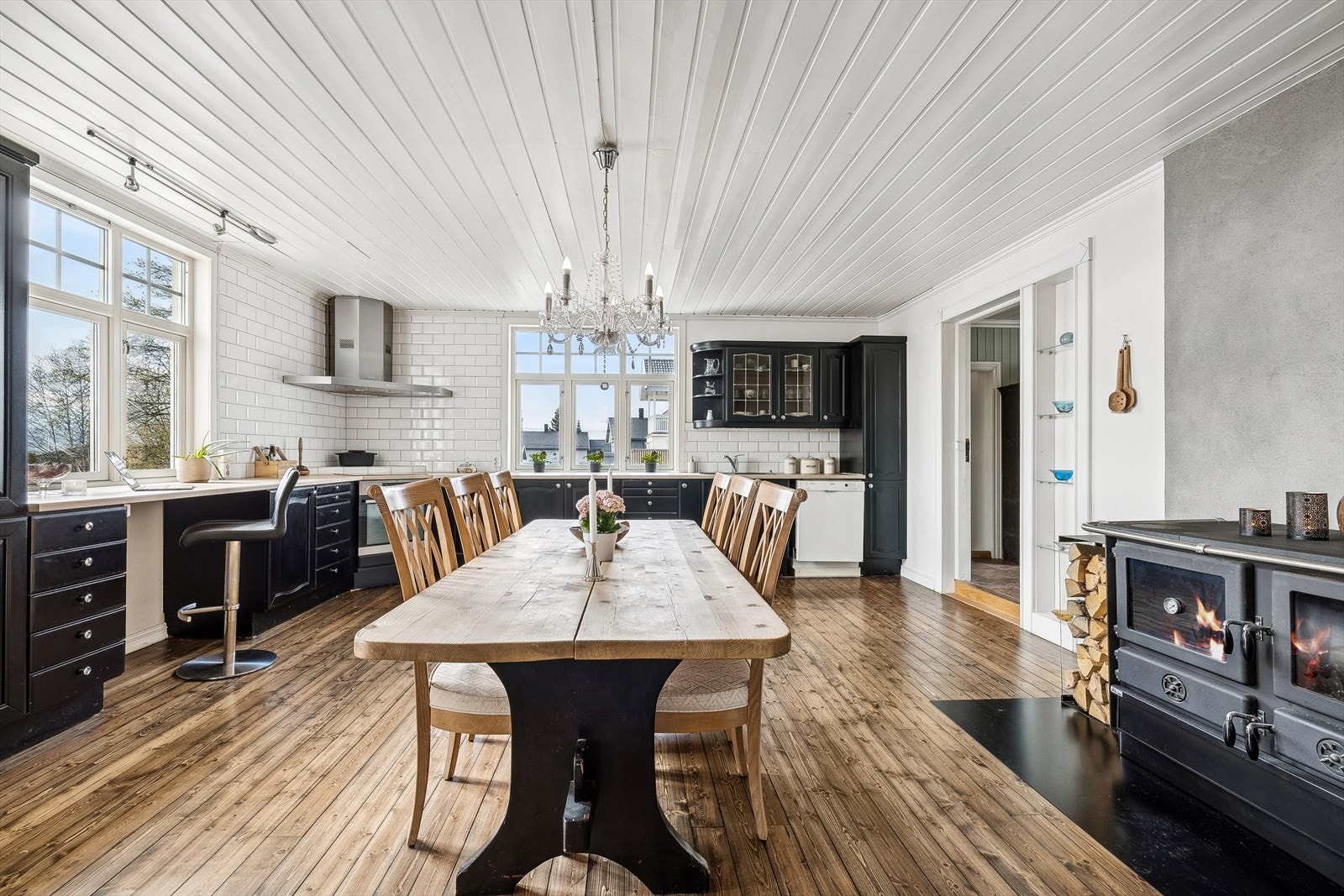 Fra kjøkkenet er det adkomst til stue, vinterhage og vaskerom Galleribilde