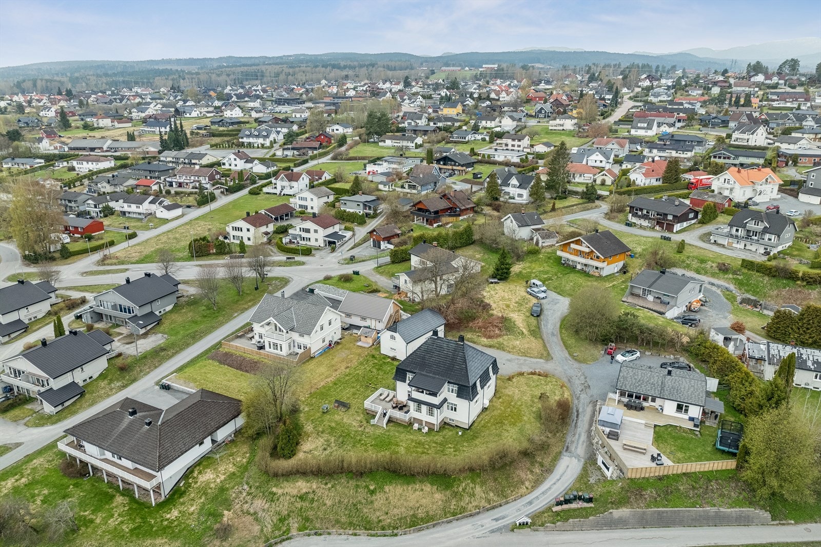 Kort vei til Hokksund sentrum med de fleste servicetilbud som caféer, restauranter, bank, vinmonopol, lege, apotek, interiørforretninger, klesbutikker, blomsterbutikker, barnehage, skole, matbutikk, busstasjon og togstasjon. Galleribilde