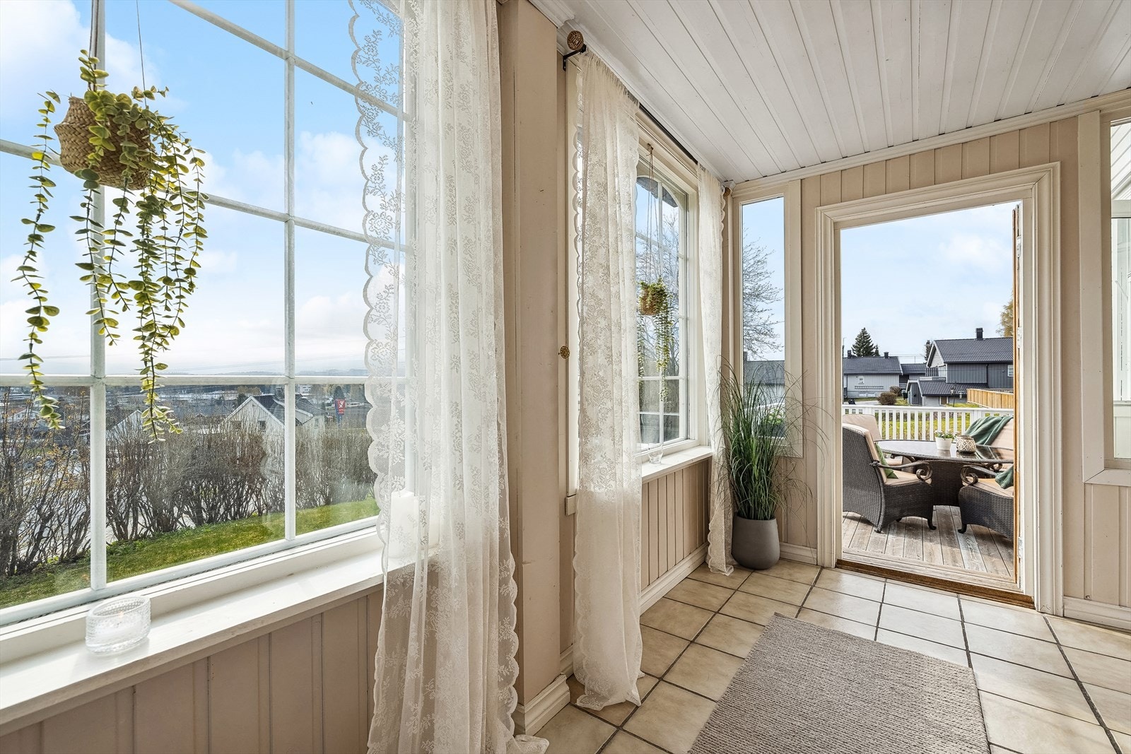 Fra sommerstuen kommer man ut til stor veranda Galleribilde