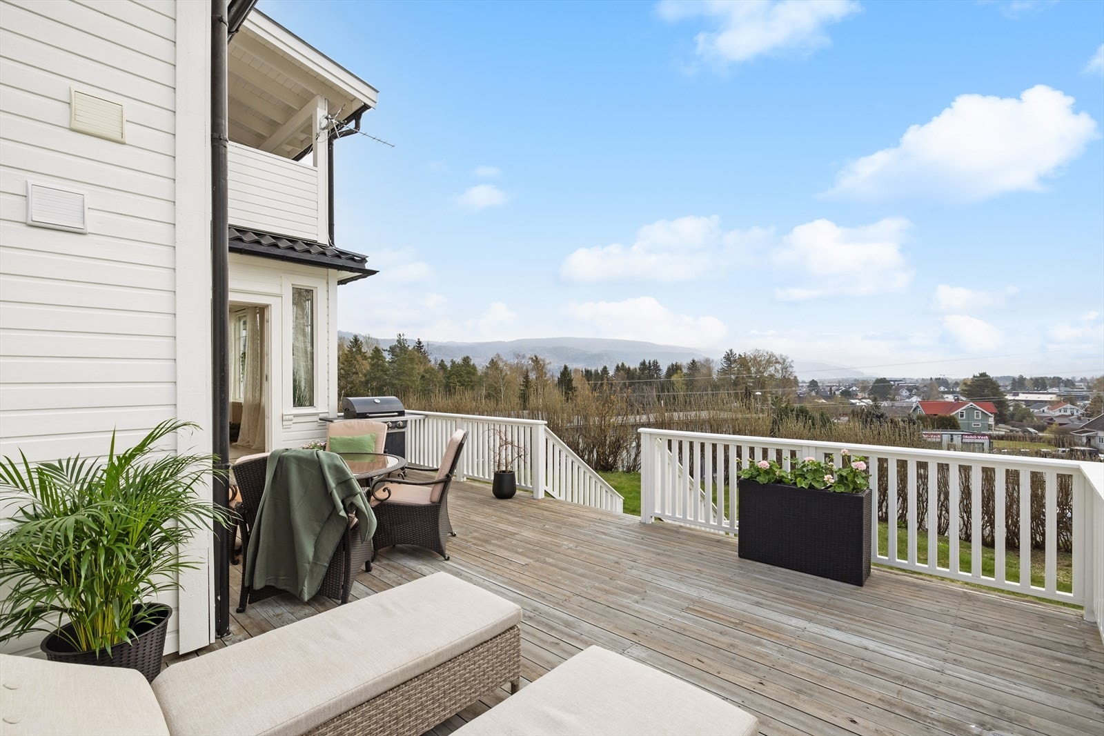 Fra verandaen kan man nyte den flotte utsikten Galleribilde