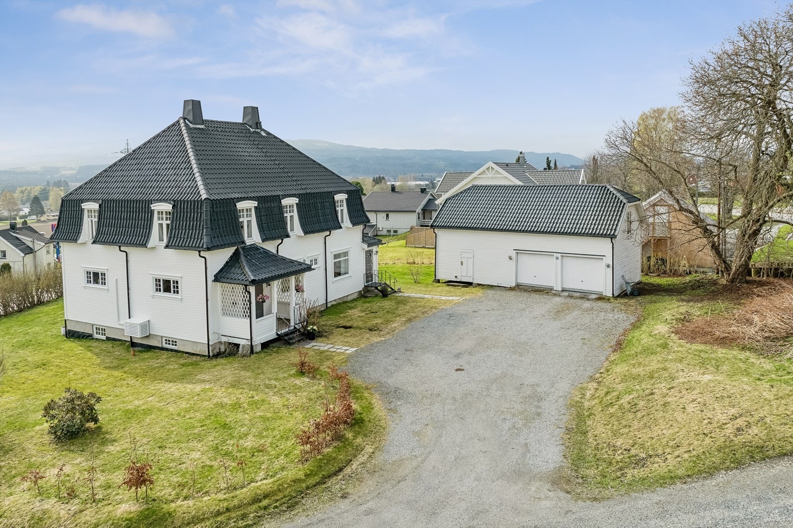 Stor og erverdig enebolig med god beliggenhet. Galleribilde