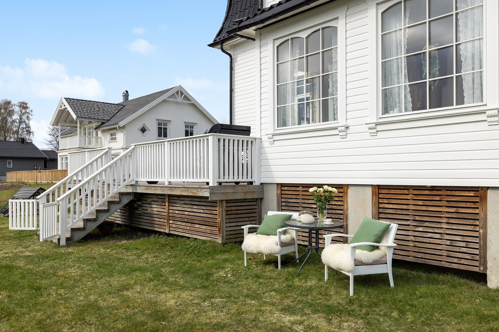 Pent opparbeidet uteområde med gressplen Galleribilde