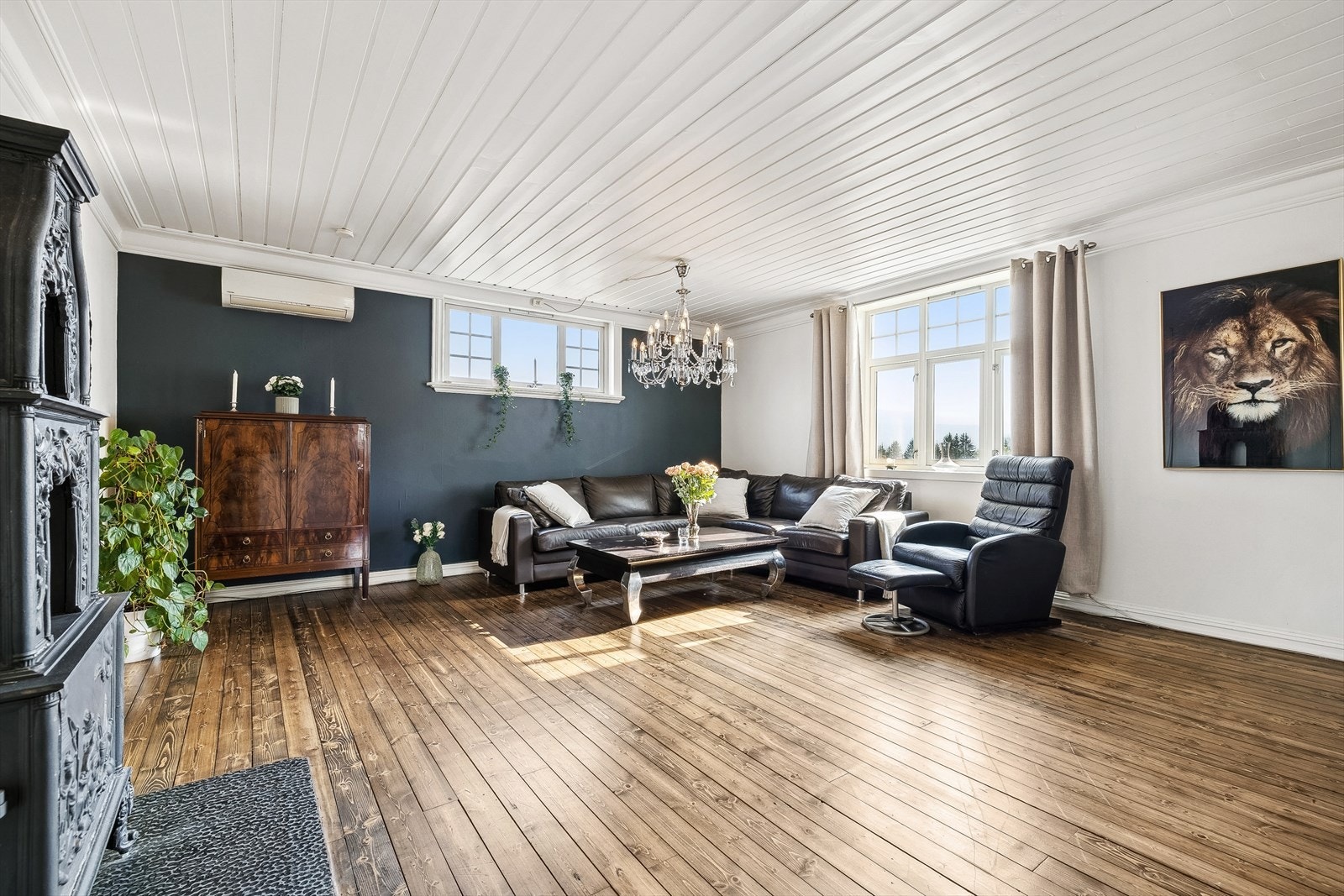 Stor og lys stue med kontrastvegg Galleribilde