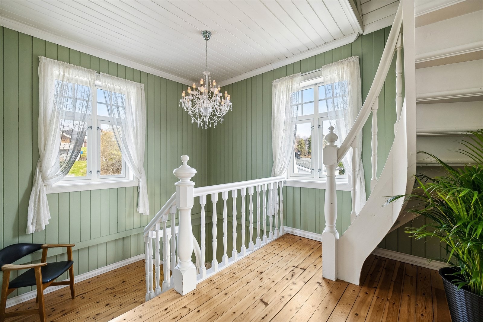 Gang i andre etasje med videre trappeadkomst til loftet Galleribilde