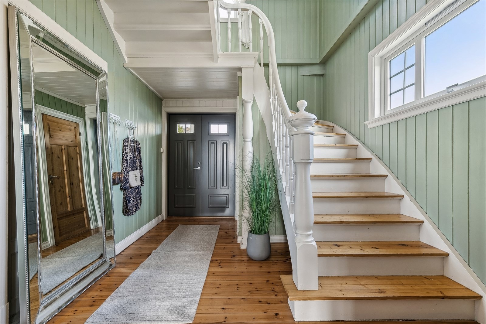 Du ønskes velkommen inn i en koselig hall med trapp opp til 2. etasje Galleribilde