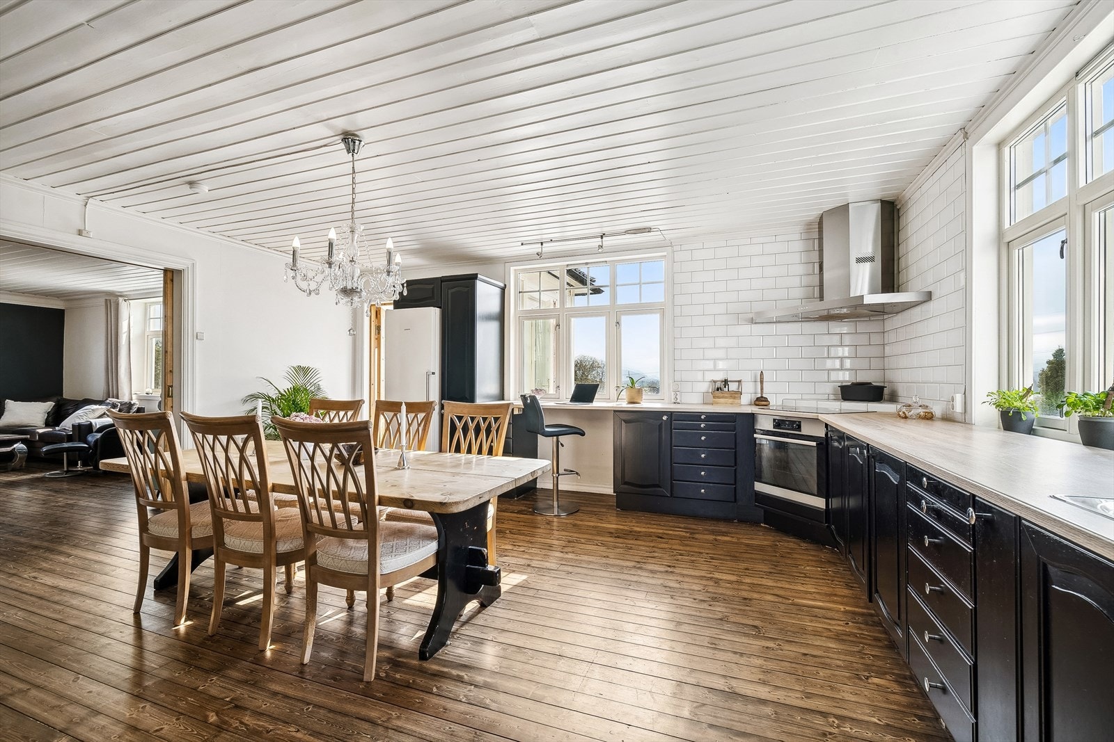 Kjøkkenet har god plass til spisegruppe midt i rommet perfekt for en sosial frokost eller et bedre middagsmåltid Galleribilde