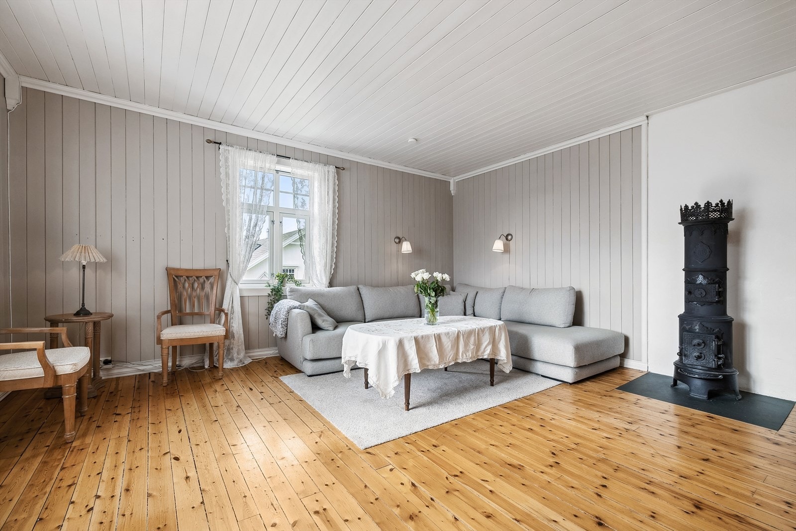 Romslig stue malt i delikate farger Galleribilde