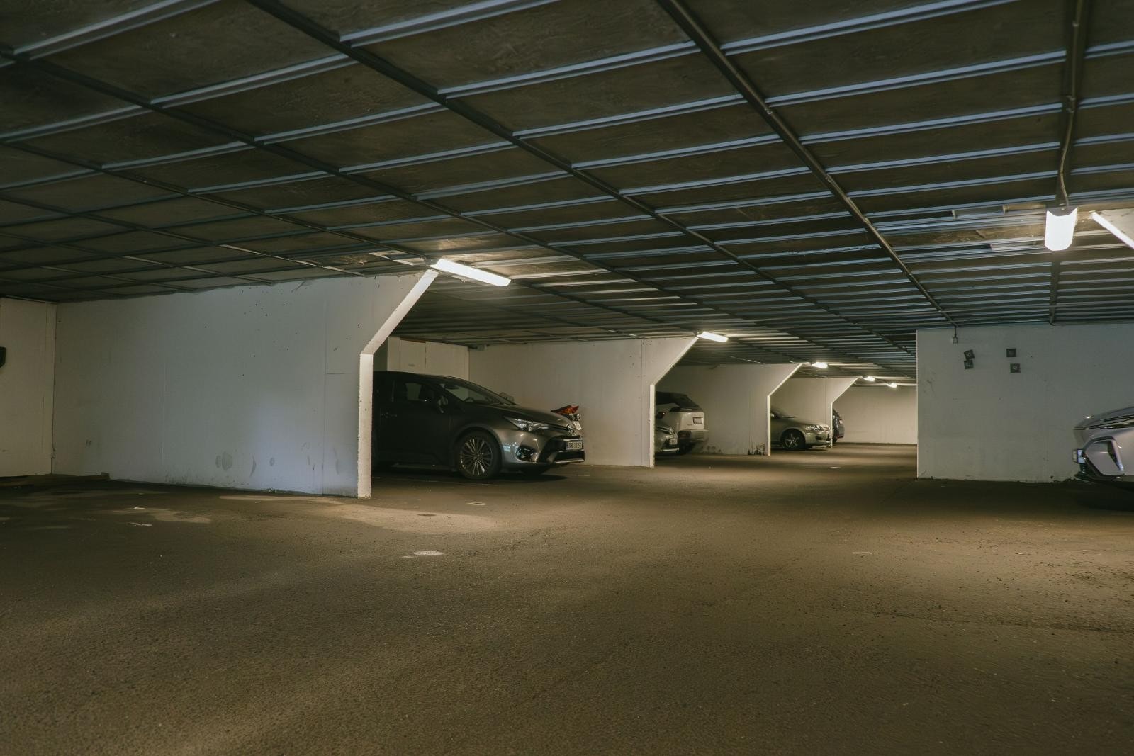 Borettslaget har garasjeplasser til leie. Det er venteliste. Galleribilde