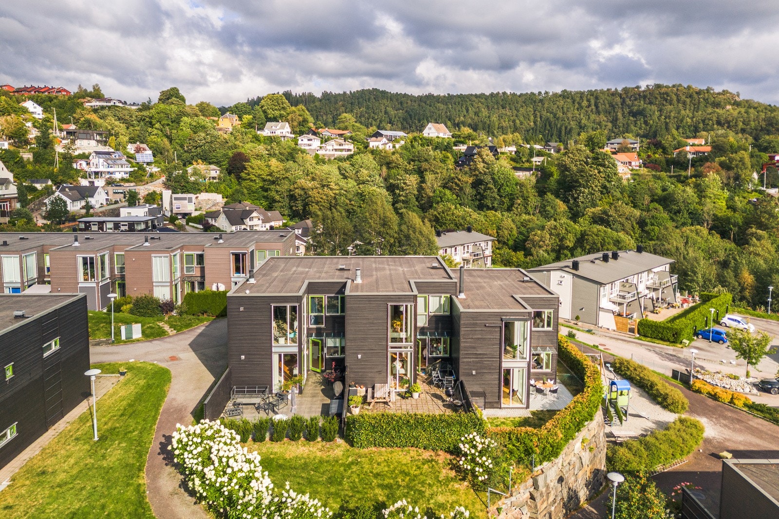 Nabolaget og boligfeltet blir sett på som et av de mest attraktive familieområdene i Bergen, og trivselen er stor. Galleribilde
