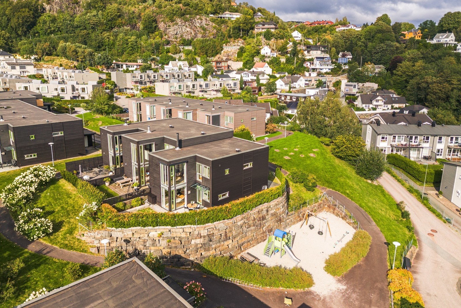Huset ligger usjenert til på en høyde, helt på enden. En svært god beliggenhet i boligfeltet. Galleribilde