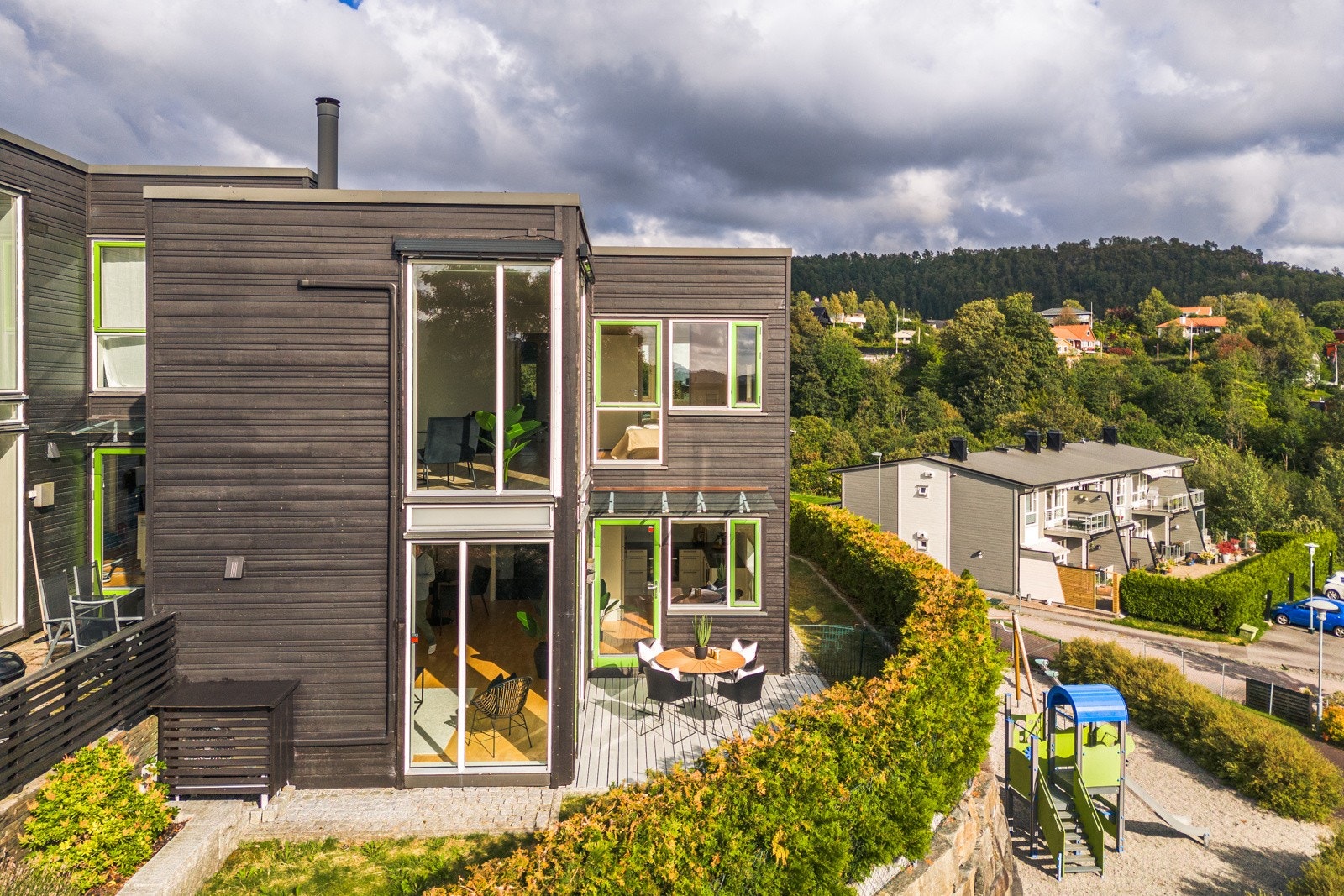 Fine solrike uteplasser, garasjeplass, store vindusflater, 2 bad og 2 stuer er noe av det eiendommen byr på. Galleribilde