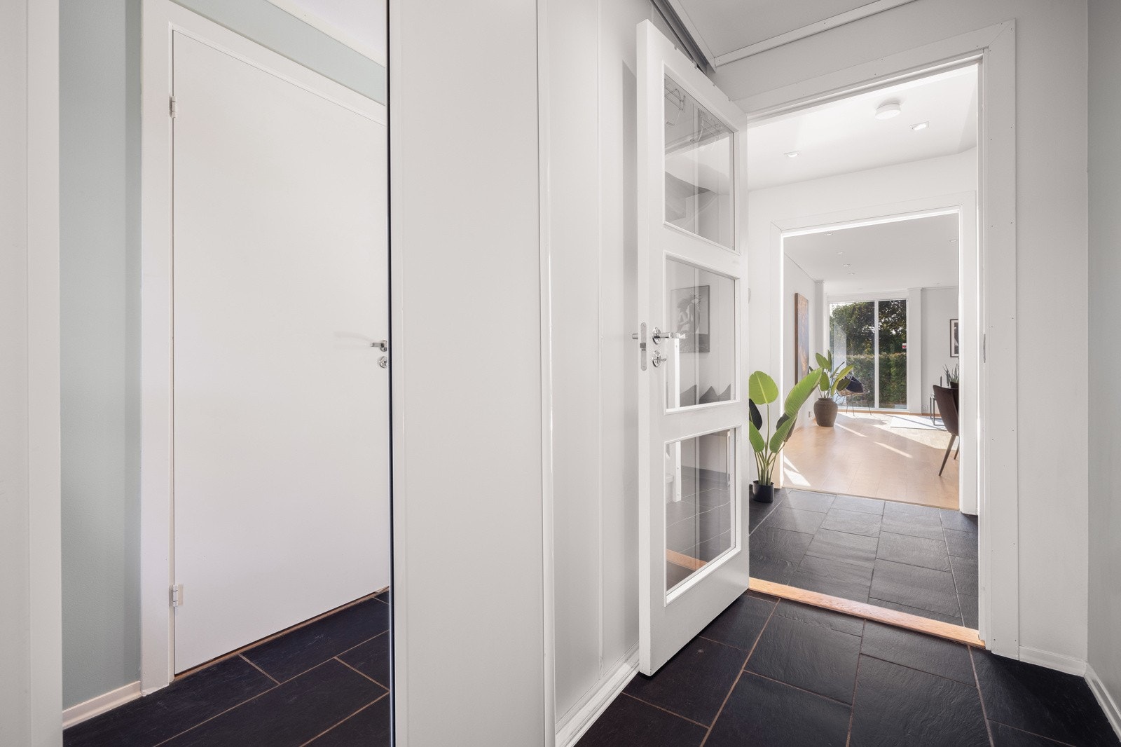 Entreen er utstyrt med romslig skyvedørsgarderobe for gode lagringsmuligheter. Galleribilde