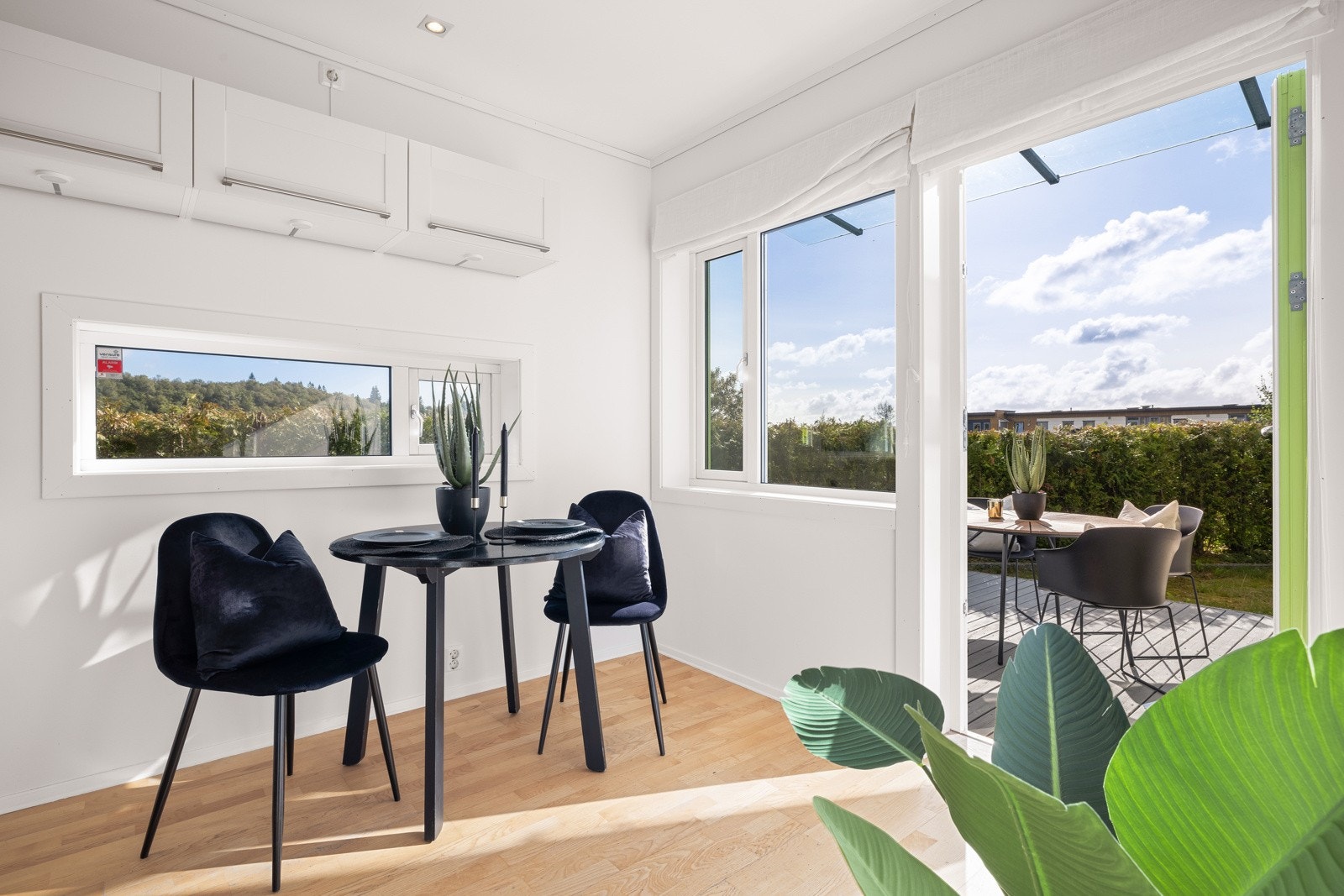 Fra kjøkkenet er det utgang til hagen og terrassen på 11,3m². Galleribilde