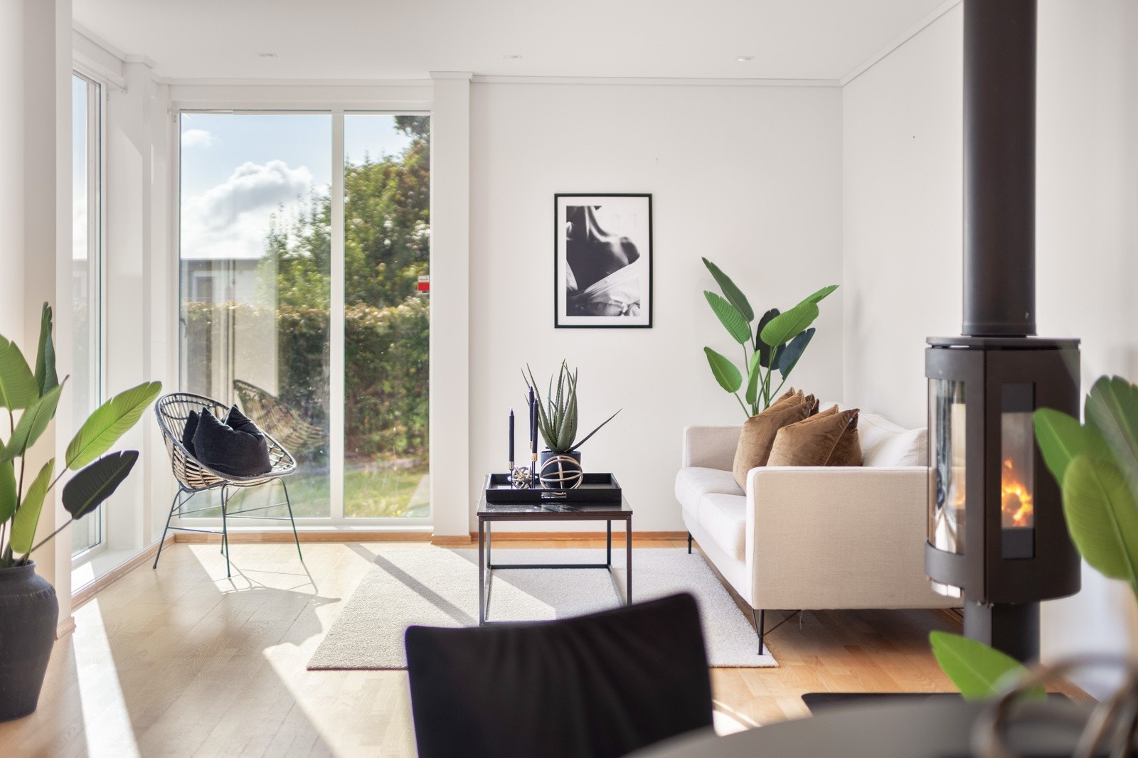 I første etasje er det varmekabler i gulvet og en vedovn som skaper stemning og vare på mørke høstkvelder. Galleribilde