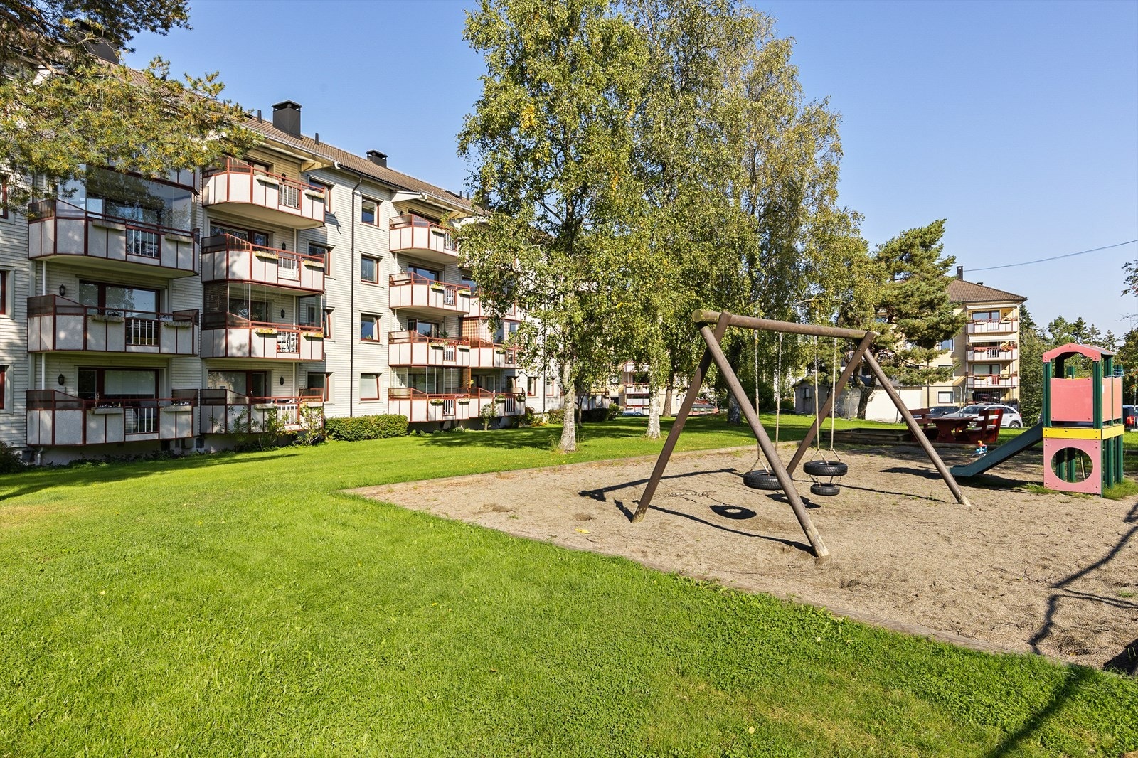 Boligområdet har lekeplass og grøntområder. Galleribilde